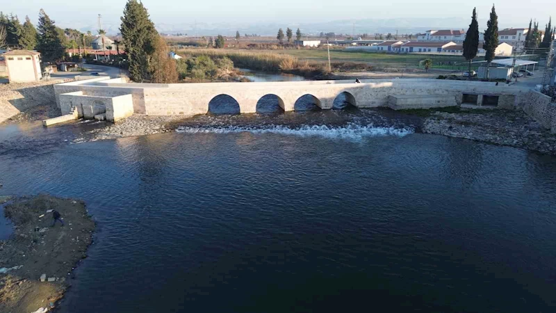 Depremin yıkamadığı tarihi köprü restorasyon çalışmalarının ardından yaya geçişine açıldı
