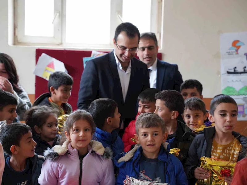 Şırnak’ta kadınların ördüğü bere, atkı ve eldiveneler öğrencilere dağıtıldı
