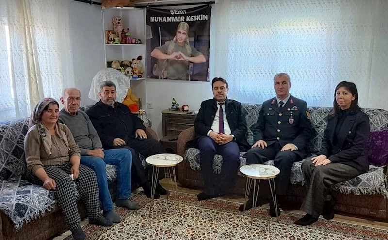 Jandarma ekipleri şehit ailelerini yalnız bırakmıyor
