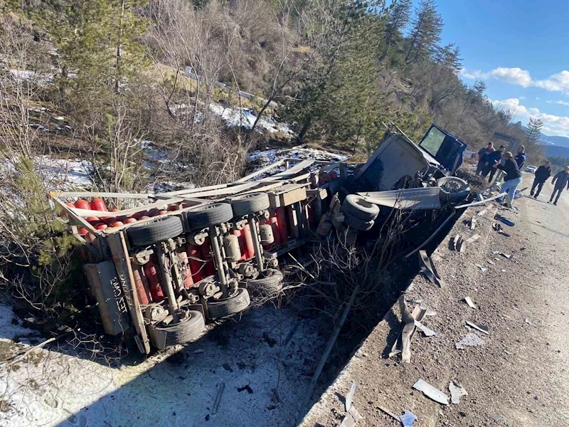 Kastamonu’da doğalgaz tüplerinin bulunduğu kamyon devrildi
