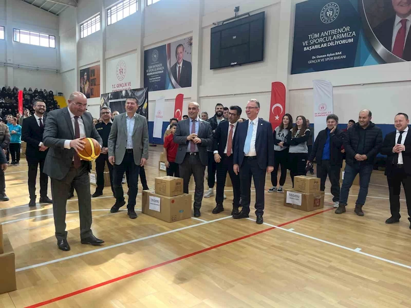 Tavşanlı’da 32 okula spor malzemesi desteği
