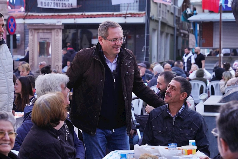 Ayvalık’ta belediyenin verdiği iftara binlerce kişi katıldı
