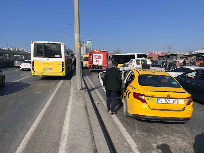 Geri geri kayan İETT otobüsü dolmuşa ve ticari taksiye çarptı
