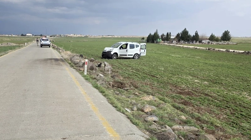 Şanlıurfa’da hafif ticari araç şarampole devrildi: 1 ölü, 2 yaralı
