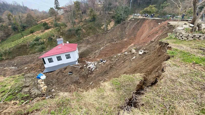 İki katlı ev heyelanda 50 metre sürüklendi
