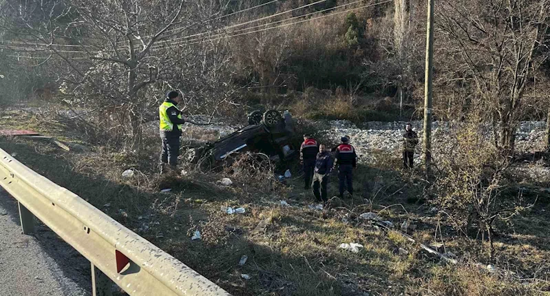 Amasya’da hafif ticari araç devrildi: 1 ölü, 4 yaralı
