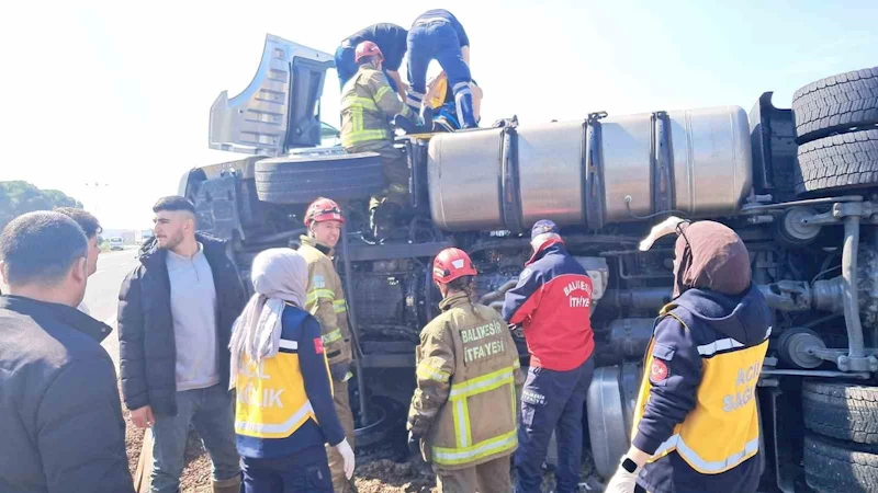 Balıkesir’de tır kaza yaptı yol trafiğe kapandı
