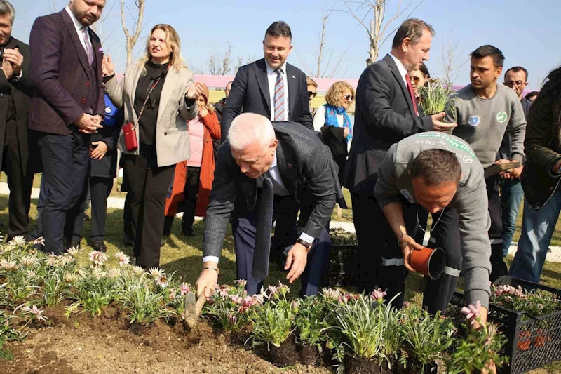 Kadınlar Günü’nde çiçekler toprakla buluştu
