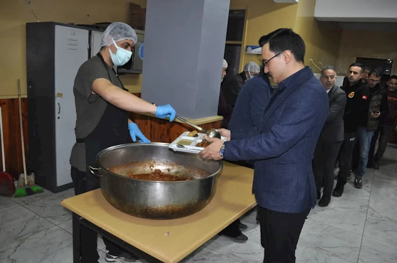 Kaymakam Demirtaş, iftarını öğrencilerle açtı
