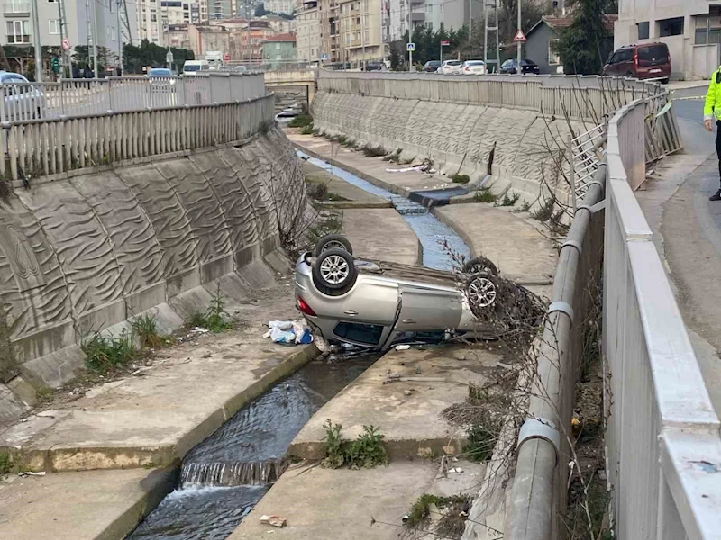 Pendik’te kontrolden çıkan araç dereye uçtu: 5 yaralı
