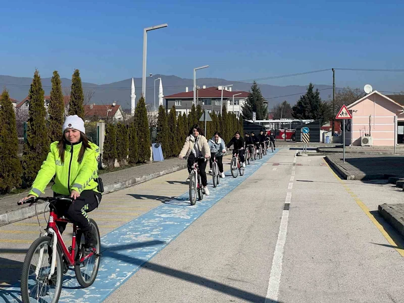 Çocuklar trafik kurallarını eğlenerek öğreniyor
