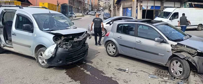 Karabük’te hafif ticari araç ile otomobil çarpıştı: 2 yaralı
