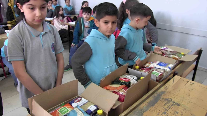 Siirt’te ilkokul öğrencileri harçlıklarıyla Ramazan kolisi hazırladı
