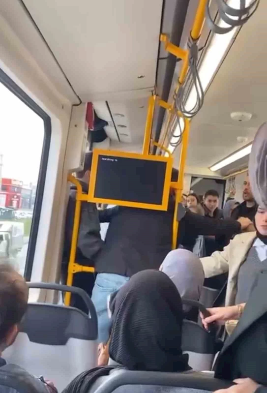 Metroda tartıştığı kişiye tekme atıp küfür etti
