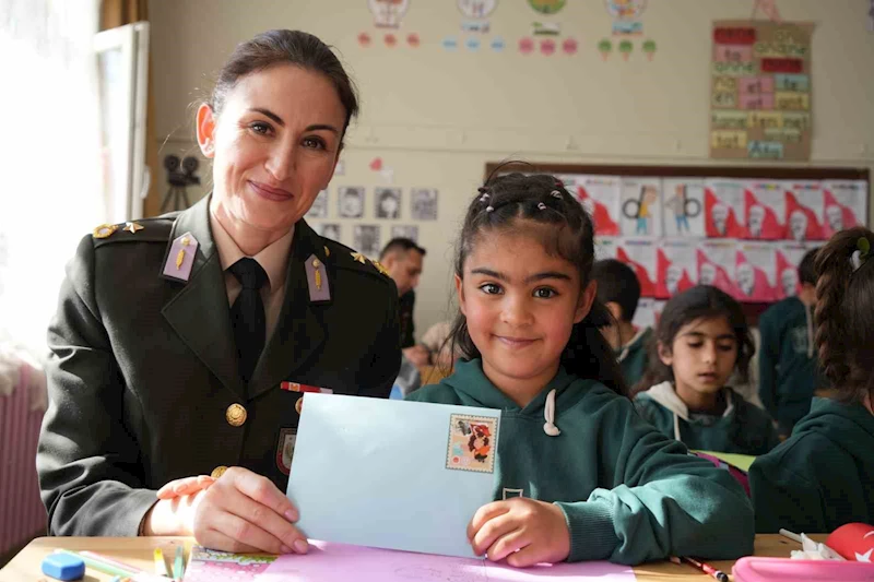 Iğdır’da minikler ilk mektuplarını Mehmetçiğe yazdı
