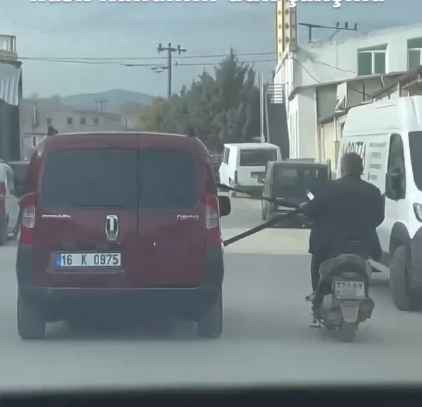 Emniyet kemerine tutunarak motosiklet çektiler
