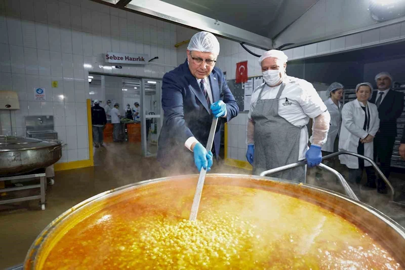 Başkan Tugay aşevinde yemek hazırlığına katıldı
