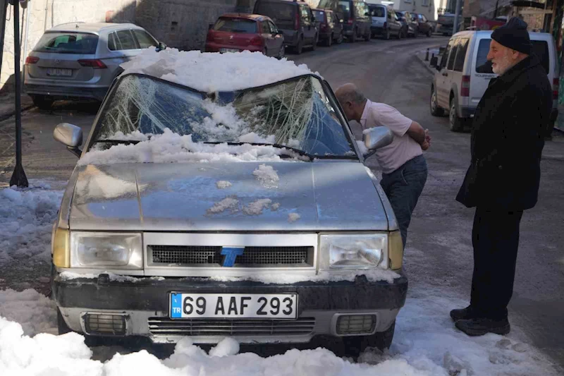 Bayburt’ta kar kütlesinin düştüğü Tofaş marka araç hurdaya döndü
