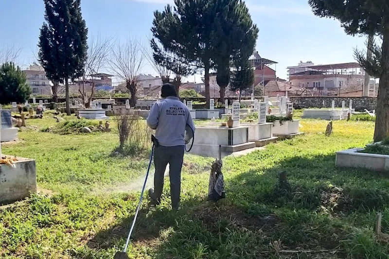 Efeler’in mezarlıklarında bayram hazırlıkları sürüyor
