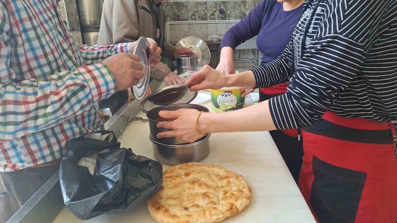 Hayırsever vatandaşlar destek veriyor: Ramazan’da 300 aileye her gün sıcak yemek ulaştırılıyor
