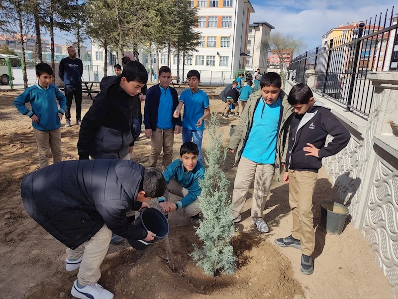 Kulu’da öğrenciler fidan dikti
