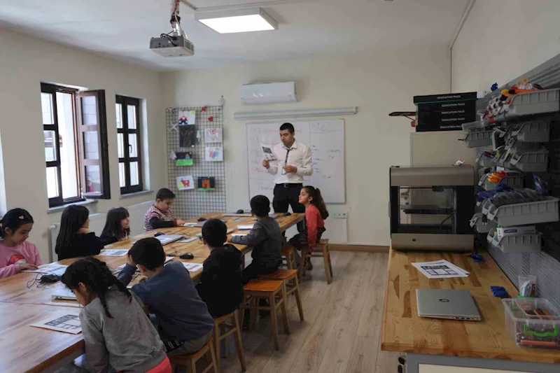 Diyarbakır’da dezavantajlı çocuklar ve okul öğrencileri etkinlik atölyelerinde yazılım gibi birçok alanda eğitim görüyor
