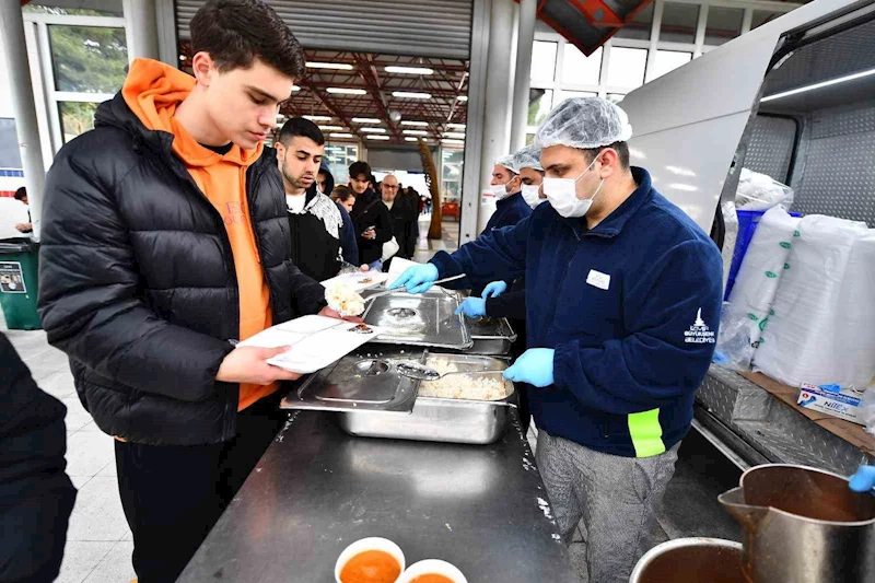 İzmir Büyükşehir’den öğrencilere ücretsiz yemek
