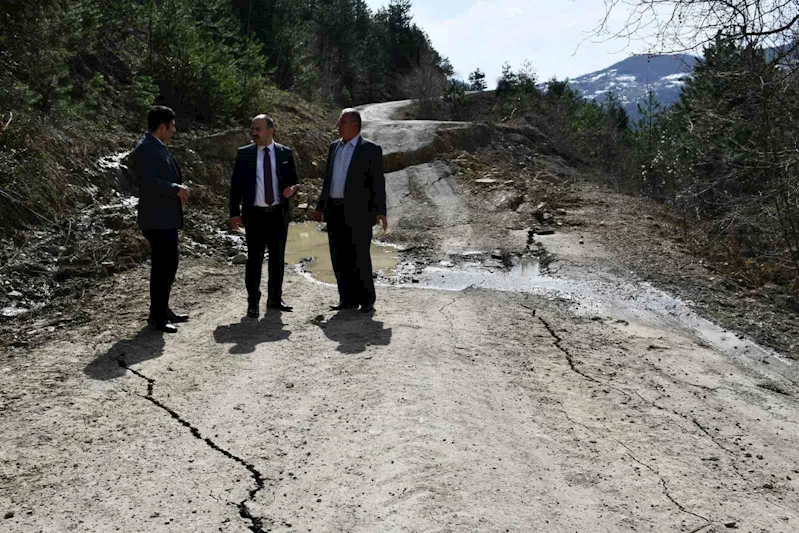 Kastamonu’da heyelan sebebiyle yol, 4 metre kaydı
