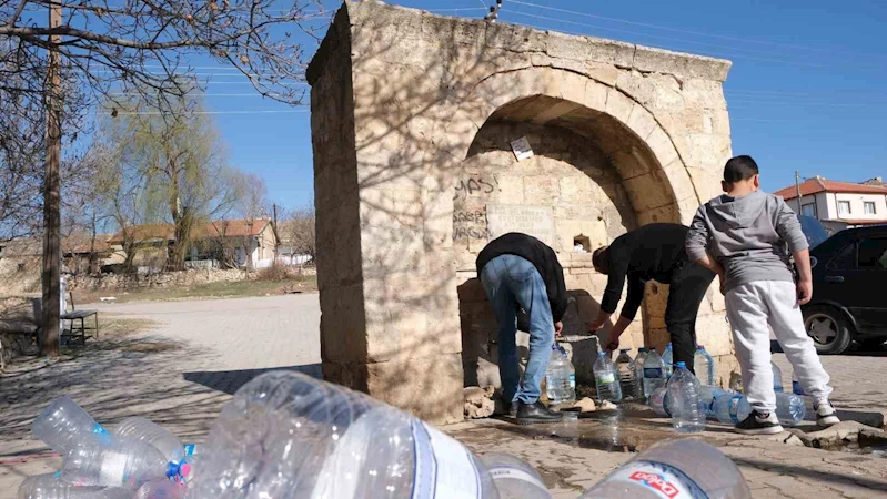 Karaman’da doğal kaynak sularının aktığı çeşmelere ilgi arttı
