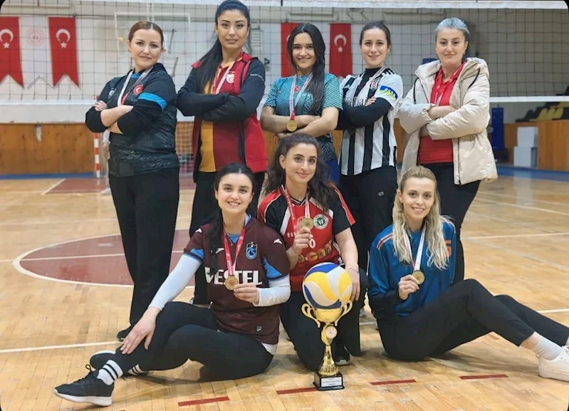 Bayburt’un kadın polisleri voleybol turnuvasında birinci oldu
