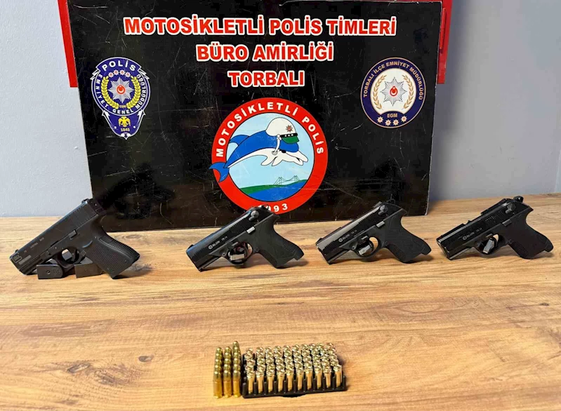 Polisi görünce tarlaya attığı çuvaldan 4 tabanca çıktı
