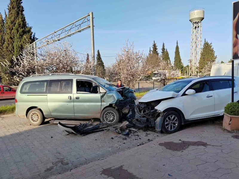 Panelvan ile SUV araç kafa kafaya çarpıştı: 2 yaralı
