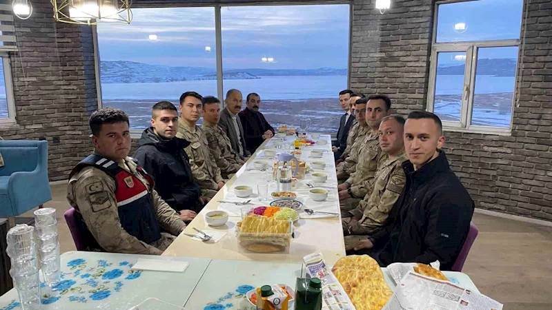 Arpaçay Kaymakamı Akköz, iftarda jandarma ile buluştu
