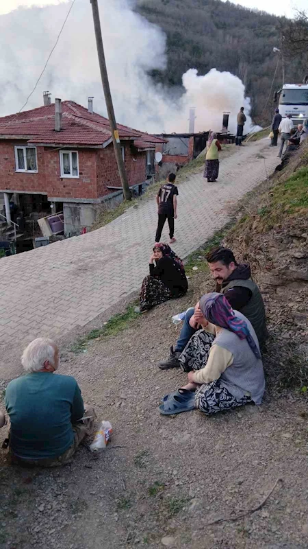 Son anda yanmaktan kurtuldular, çaresizce alevleri izlediler
