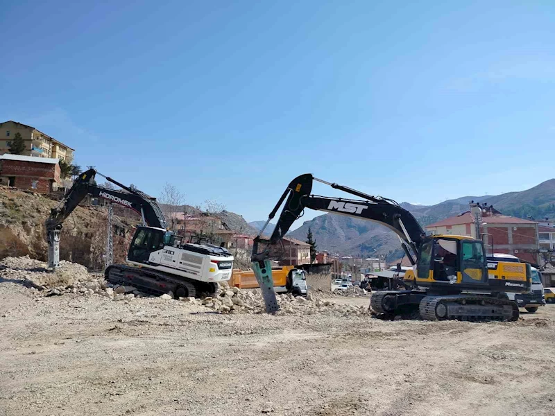 Keban’da molozlar ilçe dışına taşınıyor
