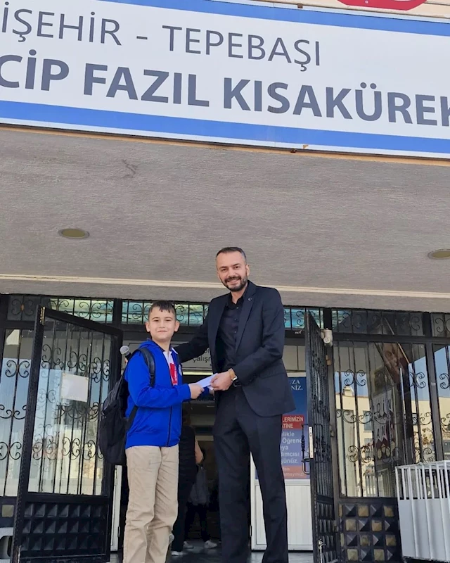 Necip Fazıl Kısakürek Ortaokulu öğrencisi Muay Thai turnuvasında şampiyon oldu.
