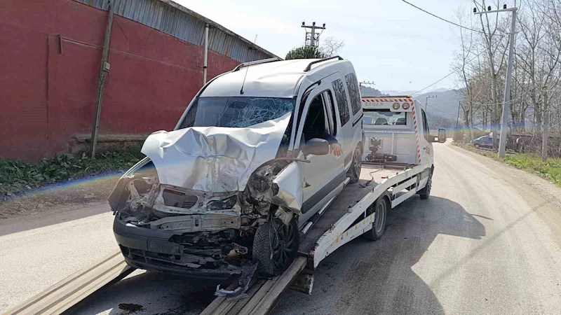 Halk otobüsü ile hafif ticari araç çarpıştı: 1 yaralı
