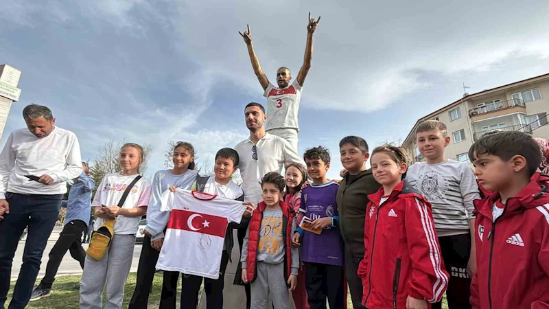 Merih Demiral, Bolu’daki ‘Bozkurt’ heykelinin yanında: 