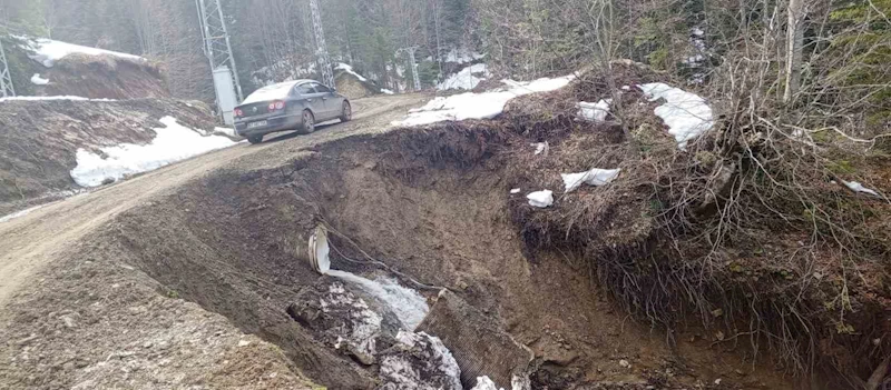 Kastamonu’da heyelan sebebiyle yol çöktü
