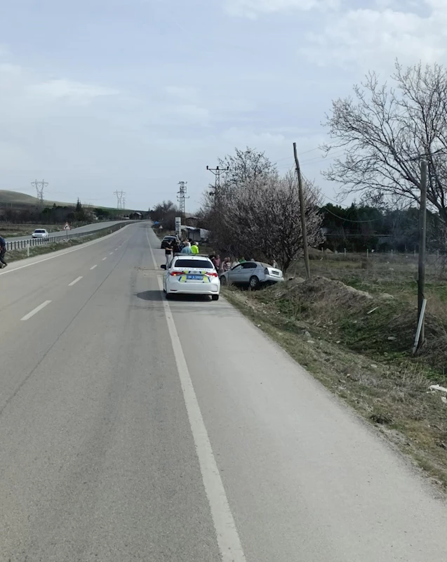 Ankara’da kontrolden çıkan araç şarampole uçtu: 3 yaralı
