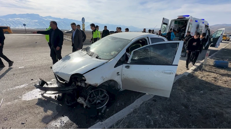 Yüksekova’da kaldırıma çarparak savrulan aracın sürücüsü yaralandı
