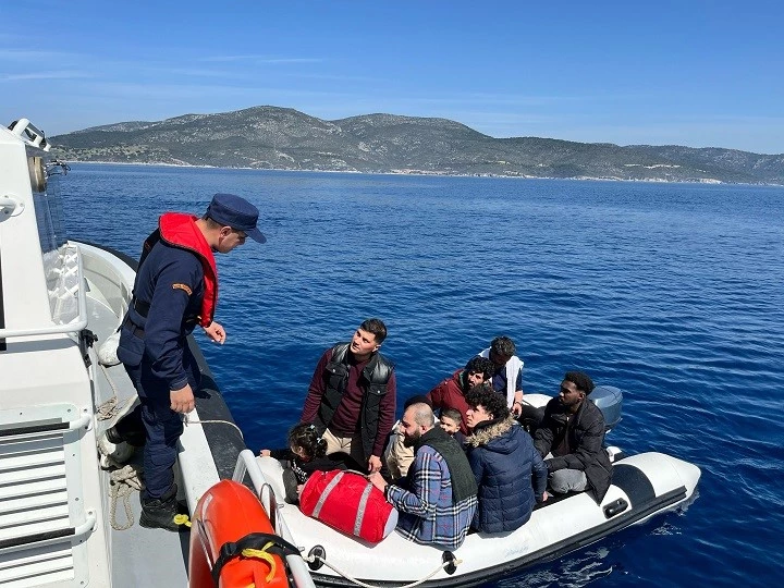 Lastik botta yakalanan 11 düzensiz göçmen karaya çıkartıldı
