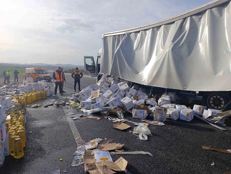 Tırdan devrilen yağ dolu tenekeler araç trafiğini aksattı
