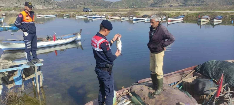 Jandarma, Bafa Gölü’nde balık avcılarını denetledi
