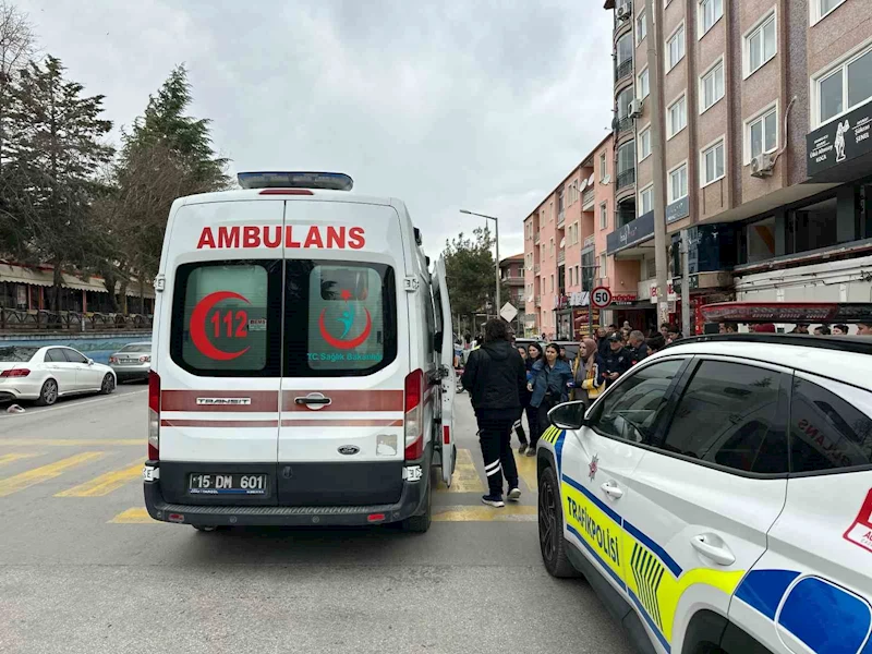 Karşıya geçmek isterken otomobilin çarptığı yaya yaralandı
