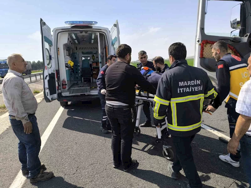 Sürücüsünün kontrolünden çıkan tır bariyerlere çarptı: 1
