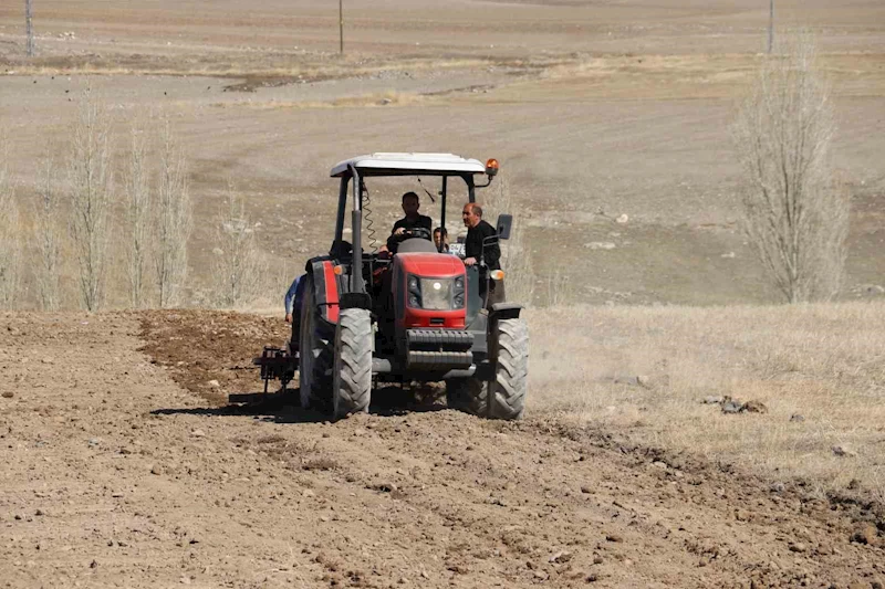 Diyadin’de tarla sürme çalışmaları başladı.
