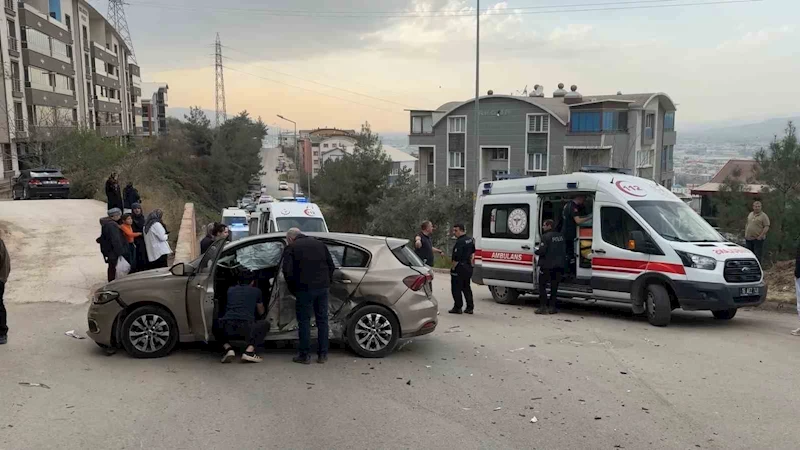 Bursa’da iki otomobil çarpıştı: 4 yaralı
