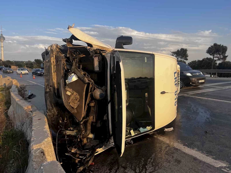 Büyükçekmece’de servis minibüsü devrildi
