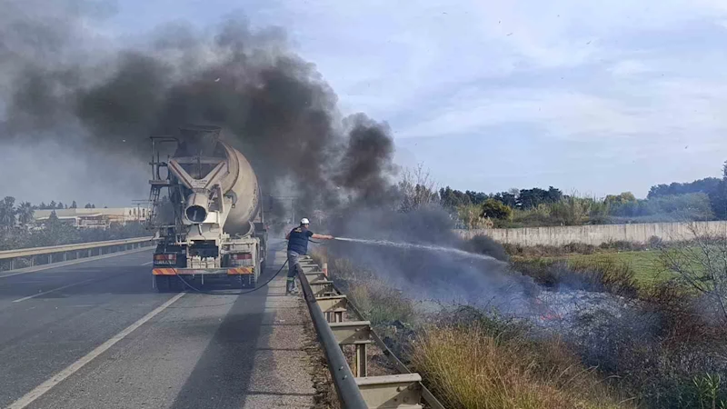 Araçtan atılan sigara yol kenarında yangın çıkardı, ilk müdahale beton mikserinden geldi
